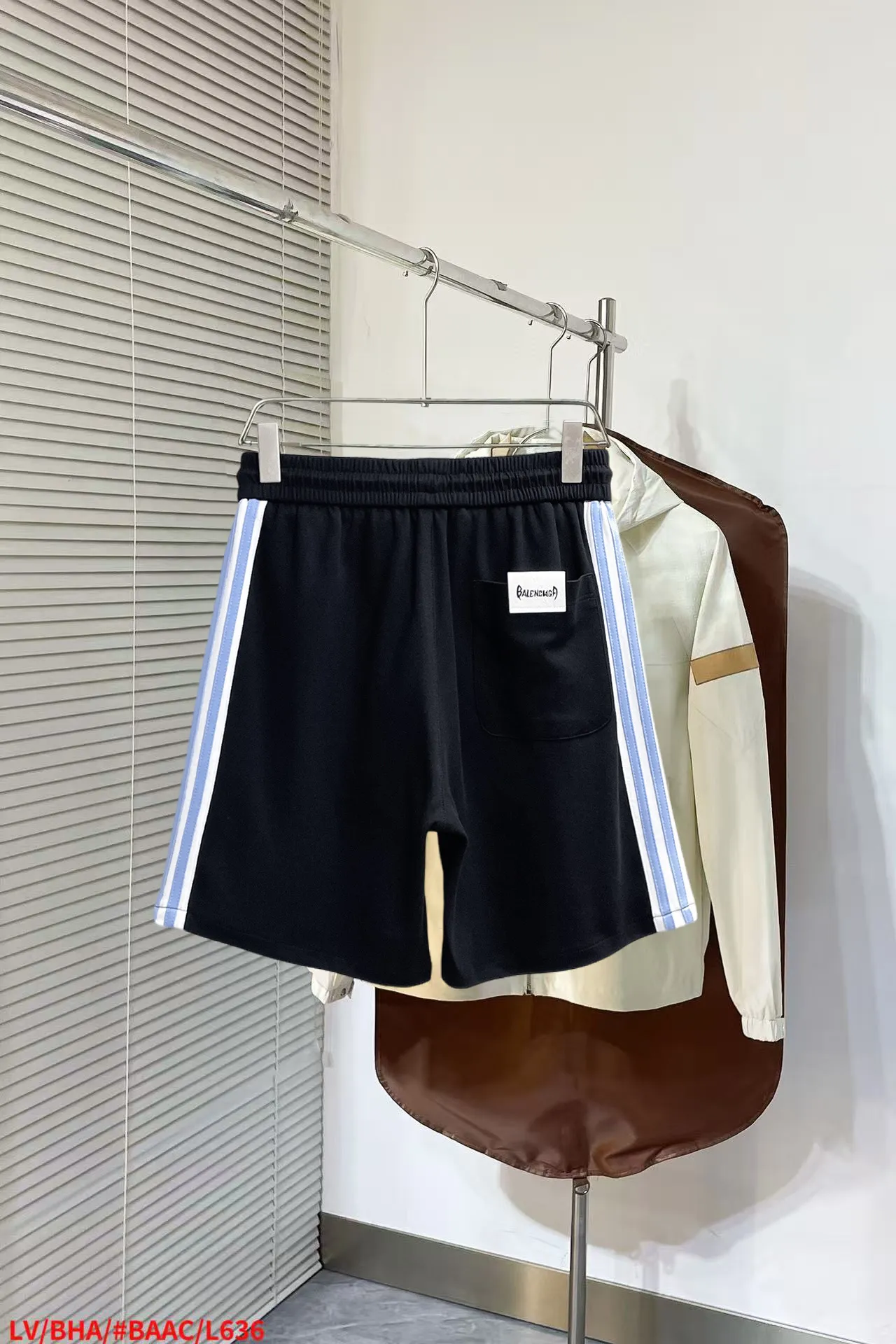 Balenciaga's three-standard complete 2026 summer New Arrival men's casual shorts, advanced custom-made Breathable fabric, Breathable fabric, extremely stretchy and comfortable, impeccable details, top-grade accessories, original logo design concept, delicate and soft feel! The upper body fit is awesome! Size: M-XXXL Please state your height and weight when ordering